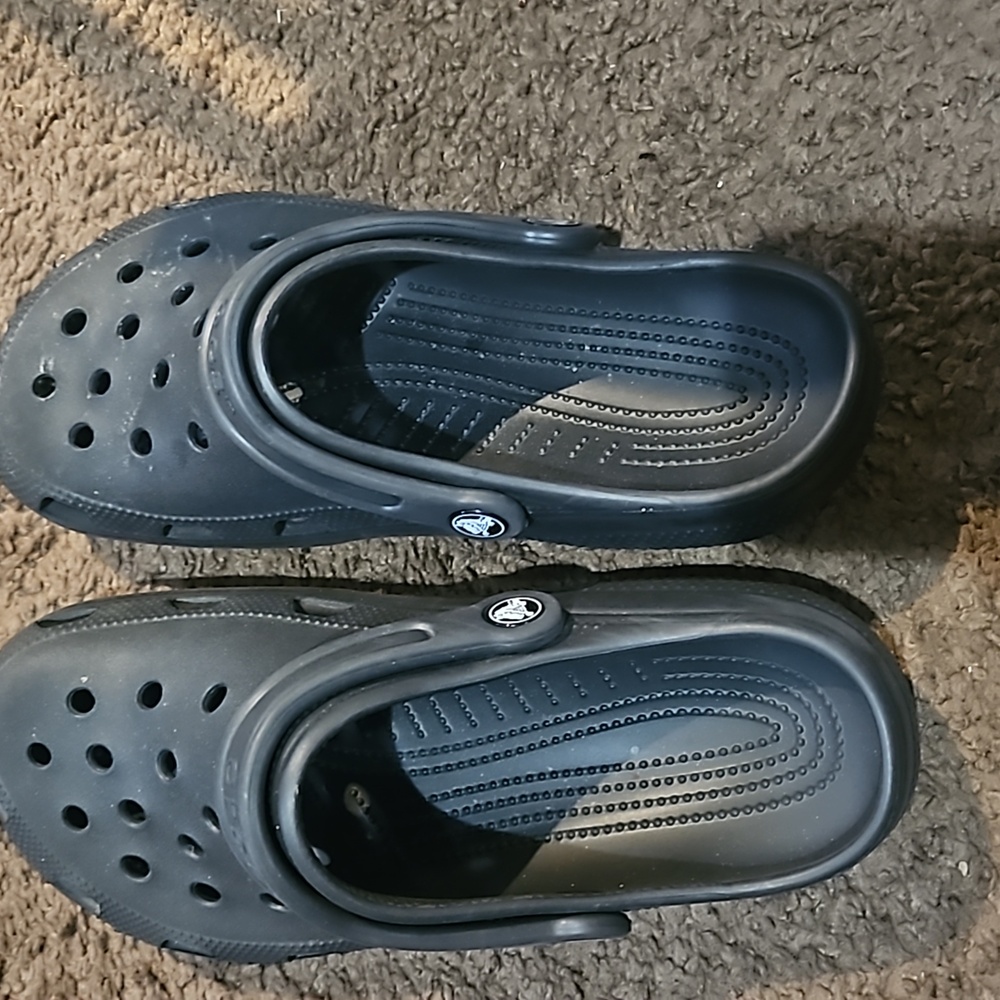 Black crocs size 8 but fit like 71/2.